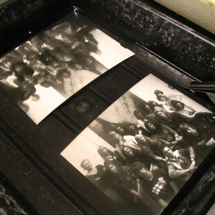 72 dpi klein FOMU Workshop Ontwikkeljegroepsfotoindedonkerekamer scholen Frederik Beyens