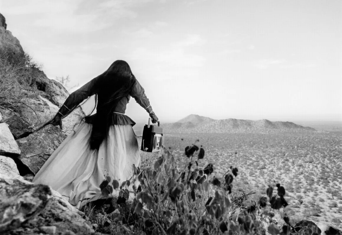 RS312131 02 Mujer angel Desierto de Sonora Mexico 1979 Graciela Iturbide scr