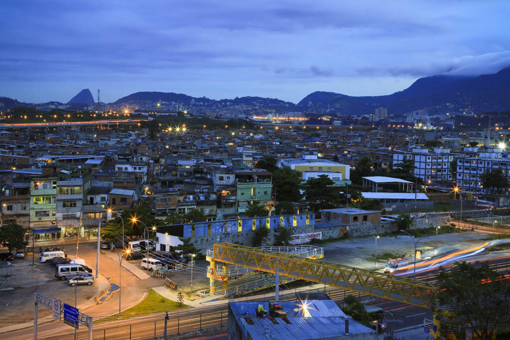 Rataodiniz3 Sugerloaf Mountain at the horizon of Vila do Pinheiro Complexo da Maré Rio de Janeiro