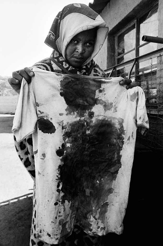 855436a Mrs Mazibuko with dead son Flints bloody T shirt Tembisa Ekurhuleni 22 June V 72 30cm